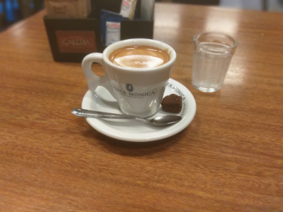 Intenso, um pouco amargo e ácido 