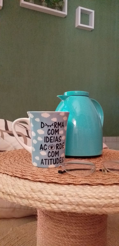 Café coado e com essa xícara inspiradora para um bom dia!