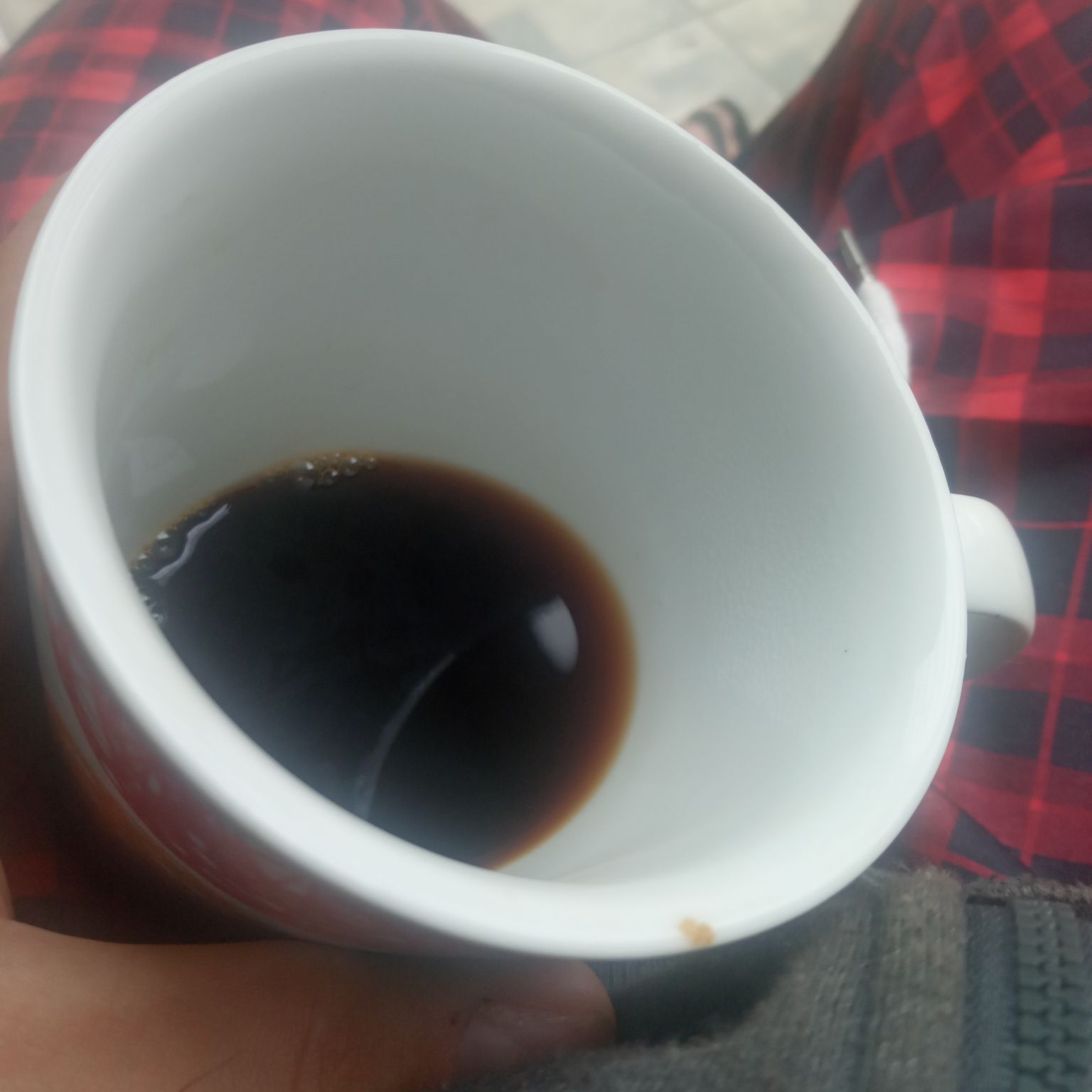 Manhã cinza com café preto.

