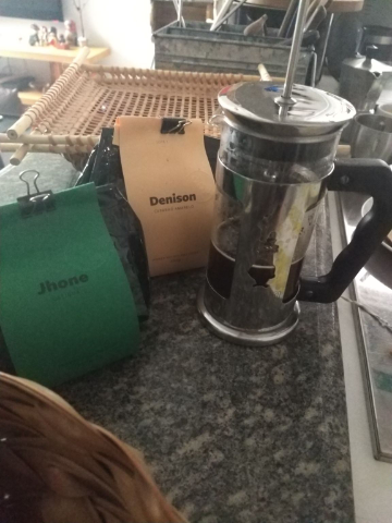 Música e café sempre! Hoje, manhã cinzenta, fui de blend na prensa acompanhado de um bom jazz. 