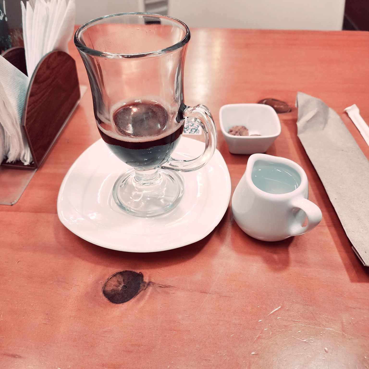 Aquí estamos de nuevo el café y yo, en esta ocasión lo disfruto desde el eje cafetero de Colombia, justo en Dosquebradas, Risaralda. He pedido un americano, y me lo han traído un expreso en la copa transparente y en el recipiente blanco agua tibia para ir diluyendo mi expreso y llevarlo hasta el punto que quiera disfrutar mi americano. Esta es mi bebida y taza predilecta.