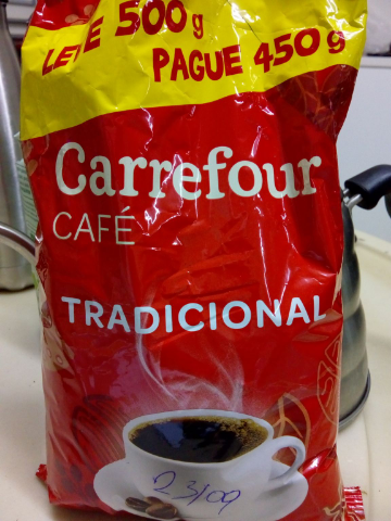 Café tradicional de combate. Forte e amargo.