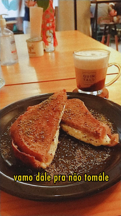 Mocha com chocolate e um misto de companhia