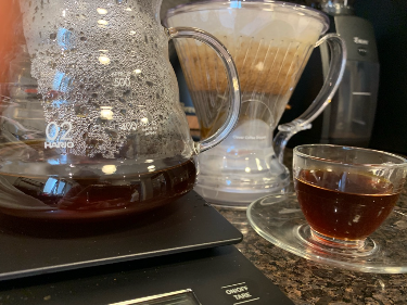 Um dos meu cafés prediletos - Mário Moreno! Acho que fiz uma moagem muito grossa para o Clever, 25 na Encore. Fiz 1:11 com 3min de infusão. O abacaxi aparece no primeiro momento, café extremamente frutado. 