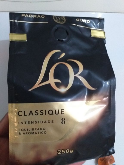 Torra média, baixo amargor e corpo suave. No paladar, muito discreto e notas chocolate e florais, com baixa persistência e pouco marcante.