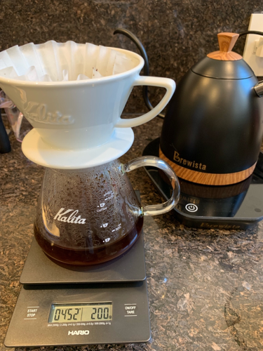 Hoje foi para matar a curiosidade, fiz o Illy Blend na Kalita. Adoro este Illy mas no método espresso! Não sei se errei na moagem, nos tempos.... mas ele não ficou tão aromático quanto no espresso. 