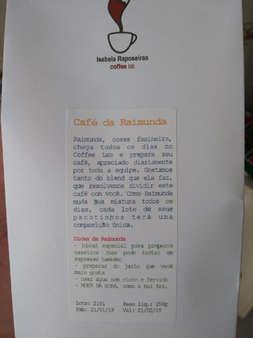 Preparei o café na Aeropress com moagem fina em uma proporção de 11:1, coloquei 12 gramas de café e 132 gramas de água. Ficou perfeito, aromático, saboroso, doce, com uma acidez frutada equilibrada. Torra média fresquinha. Café bem equilibrado.