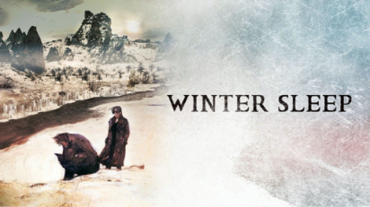 Un buen filtrado para ver...
Winter Sleep (Sueño de invierno)
Como en El peral salvaje, solo un guion exquisito puede lograr que una película de más de tres horas te enganche. Claro que a un buen libreto se tiene que sumar la interpretación, y acá tenemos a dos maestros de alto vuelo: Haluk Bilginer (también lo vas a ver en Masumiyet) y Ayberk Pekcan (el tío abusador en Mustang).

Inspirada en relatos de Chejov y Dostoievski (subtrama del libro Los hermanos Karamazov), nos mete en la fantástica Cappadocia, pero no solo mostrándonos el paisaje imponente que atrae a tantos turistas, sino en historias de vida que poco tienen que ver con estos. La conexión con el turismo está: Bilginer interpreta al dueño de uno de los típicos hoteles-cueva de la zona, pero no nos van a mostrar la parte glamorosa, sino todo lo contrario.

Cuando el duro invierno llega y los turistas escasean, Bilginer, un ex actor sesentón adinerado, se encierra en su oficina para intentar escribir una autobiografía. Las discusiones con su hermana, que vive temporalmente en el hotel y critica su escritura, y con su joven esposa, que no quiere vivir a la sombra de su esposo pero siente que este la trata como una inútil, hacen que le resulte imposible dedicarse a escribir.
