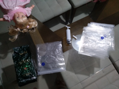 Gostaria de passar a dica sobre essa bombinha manual para retirar o ar de sacos apropriados para armazenamento de alimentos. É uma excelente opção para manter o café sempre fresquinho. A ausência do contato com o ar evita os maus efeitos da oxidação.