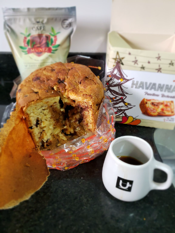 Café com panetone de chocolate amargo e doce de leite, harmonização natalina.