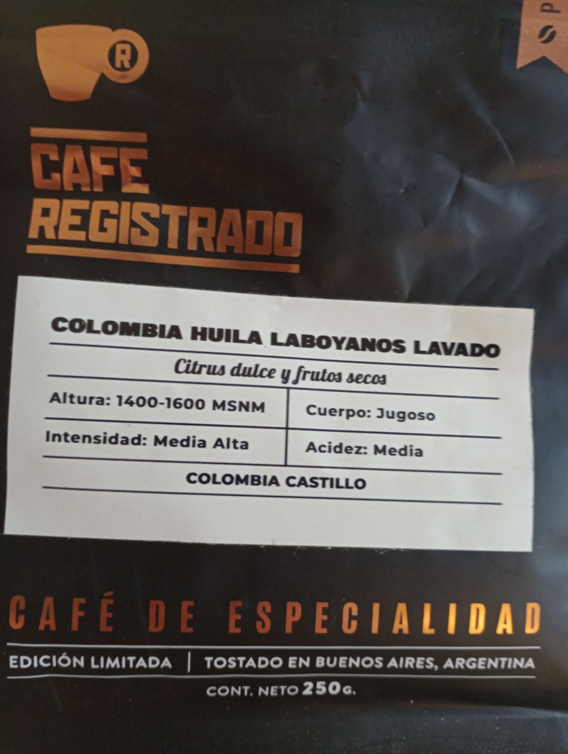 Granos Colombiano con un tostado medio, suave al beberlo y con notas cítricas al final. Divino!
