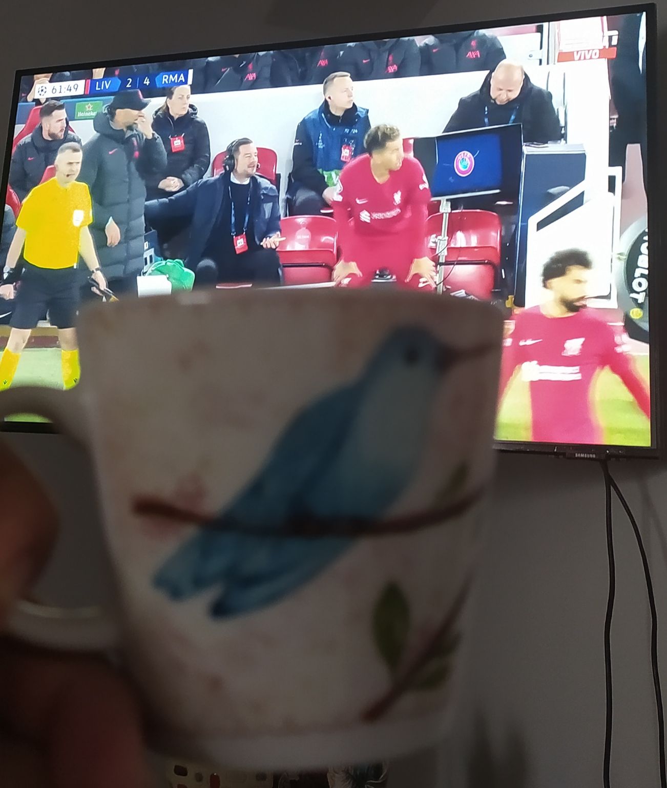 El café va con todo, aquí estuve mirando un rato la Champions y degustando de una taza de café matiz.
