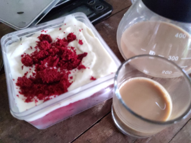Sehati coffee with Red Velved Dessertbox