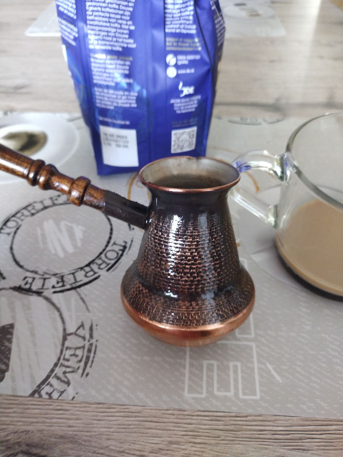 For the first time my 7 oz, 210ml jazzve uses to make a fress boiled coffee. A larger jazzve would be better, especially if you wanna share the moment :). The coffee is ok for a decaf!