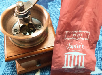 The other day,I bought this coffee mill.
And I drank Mandheling of 