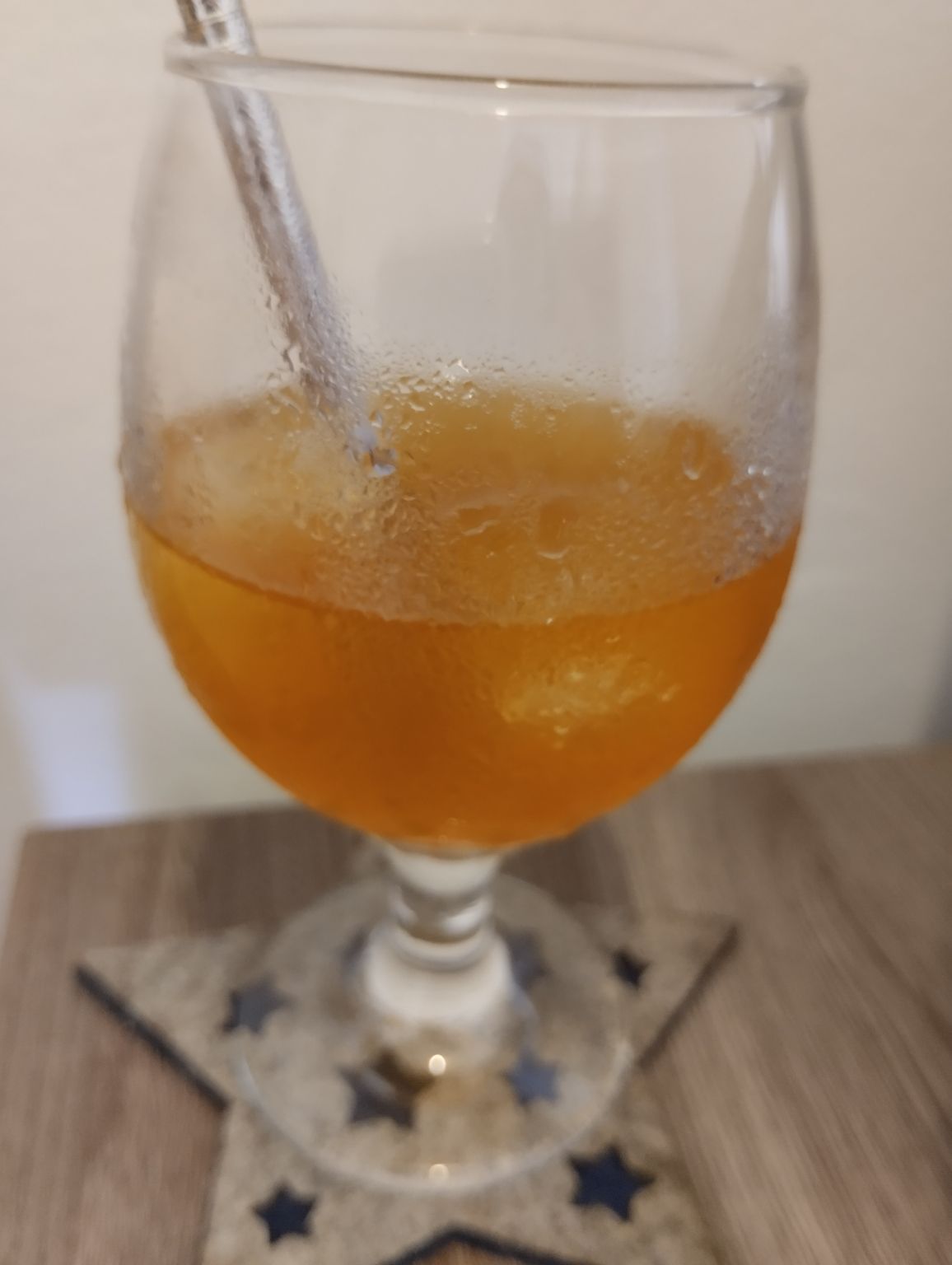 Cold brew com suco de manga e água de coco. Refrescante que só! ☕🧊