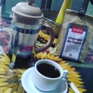 Cafezão Top Chapadão de ferro torrado na Amika coffehouse em Fortaleza Ceará.
Acabei de preparar aqui na prensa francesa ficou ótimo.