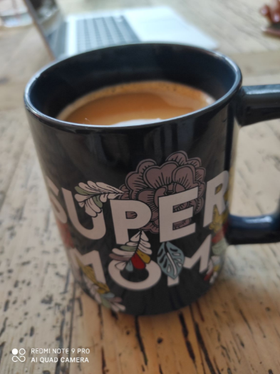 Mi taza favorita me la regaló mi hijo. Café con un chorrito de leche de coco.