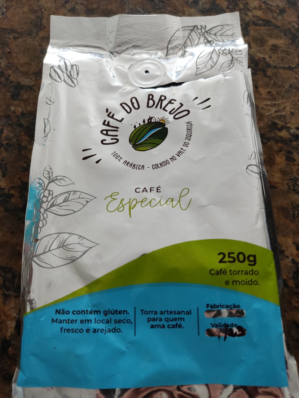 
Um café com cheiro de terra macia e folhas cobertas com orvalho. Um café selecionado com um olhar afetuoso, tipo de vó. Um café que quando torrado, transcende o olfato e toca a alma.