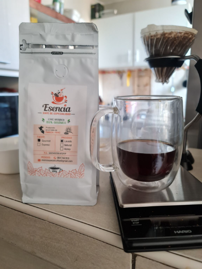Provando hoje o Café Esencia. Peruano. Chocolate, pêssego, toques herbais. Excelente acidez, retrogosto agradável e doce. Preparado no v60