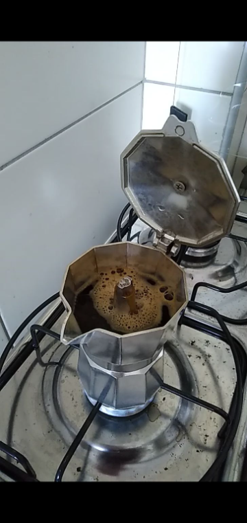 A torra não é tão suave quanto achei que fosse, mas é um café ok. Fica um tanto turvo quando feito na Moka. ☕✨