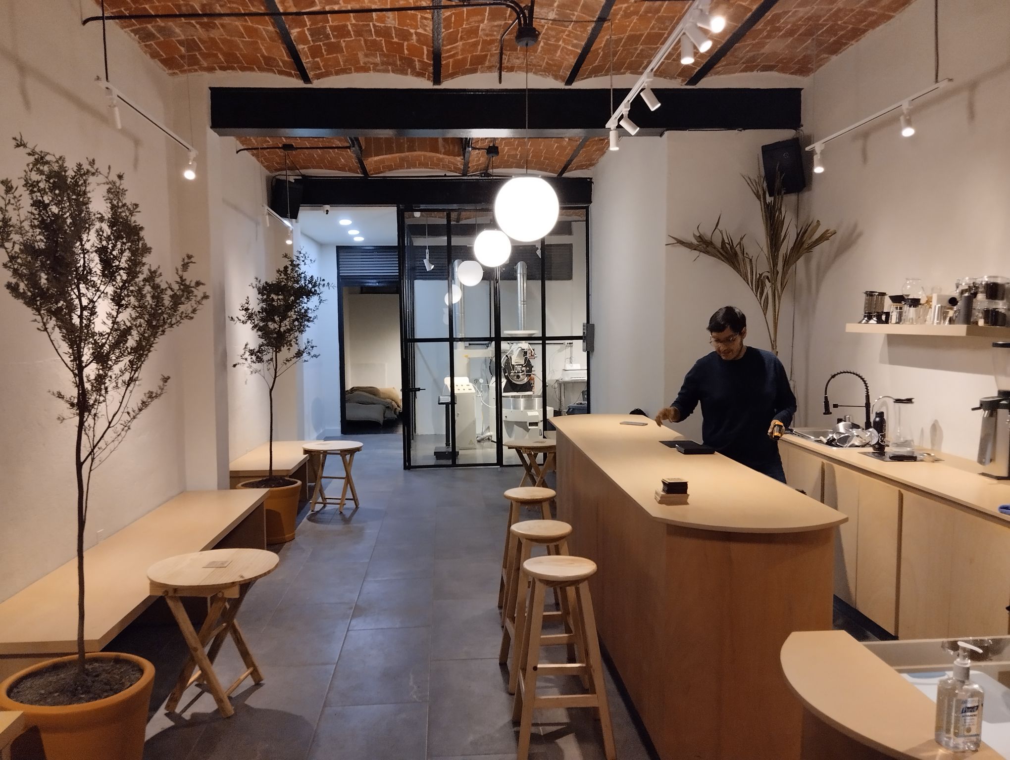 Hermoso ver el tostador de café mientras te tomas una taza de café. Además un consepto minimalista y de comunidad inigualable 