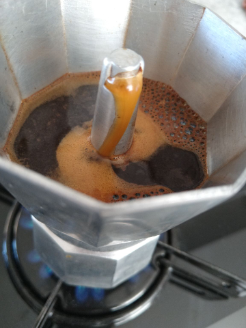 Na Moka o chocolate é ressaltado. Corpo denso e leve amargor, seguido de mediana acidez.