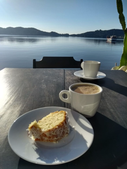 #tbt desse café maravilhoso, de frente para essa paisagem espetacular #lagoadaconceicao #lagoanomadehostel.