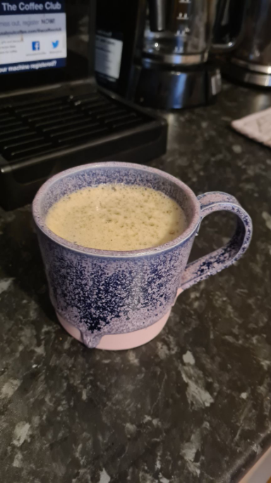 First coffee of the day, enjoying my favourite local roaster's El Salvador Cerro de Ataco in a local potters mug.

It does help my partner is the potter :) check her out on insta @ollahomeware !