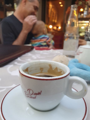 Daniel Briand continua servindo um cafezinho bemmm mais ou menos. 