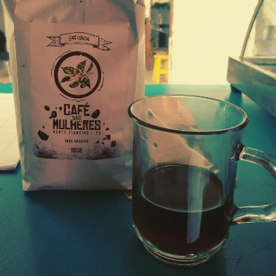 Obatã do Sítio Santa Ana
Processo Natural
Cidade: Joaquim Távora, Norte Pioneiro do Paraná
Pontuação SCA: 85,5
Notas sensoriais: Jasmim, floral, acidez brilhante
1° lugar na categoria natural do Cup das mulheres do café 2018
Hoje recebi um presente incrível das @mulheresdocafenppr . Um café Obatã maravilhoso, muito aromático e saboroso. Produzido artesanalmente por uma cooperativa de mulheres do norte pioneiro do Paraná. Foi a primeira vez que eu tive a oportunidade de experimentar essa variedade de café, que me surpreendeu, tanto pelo sabor quanto pela textura marcante na boca. A torra média ideal e a acidez equilibrada me conquistaram. Para quem gosta de sentir prazer nas experiências palatativas é uma opção extraordinária. Dá pra perceber o carinho de quem produziu esse café nas palavras que o descrevem. Para mim como barista é essencial valorizar o trabalho destas pessoas, sem elas eu mesmo não teria trabalho nem café pra apreciar. Muito obrigado.