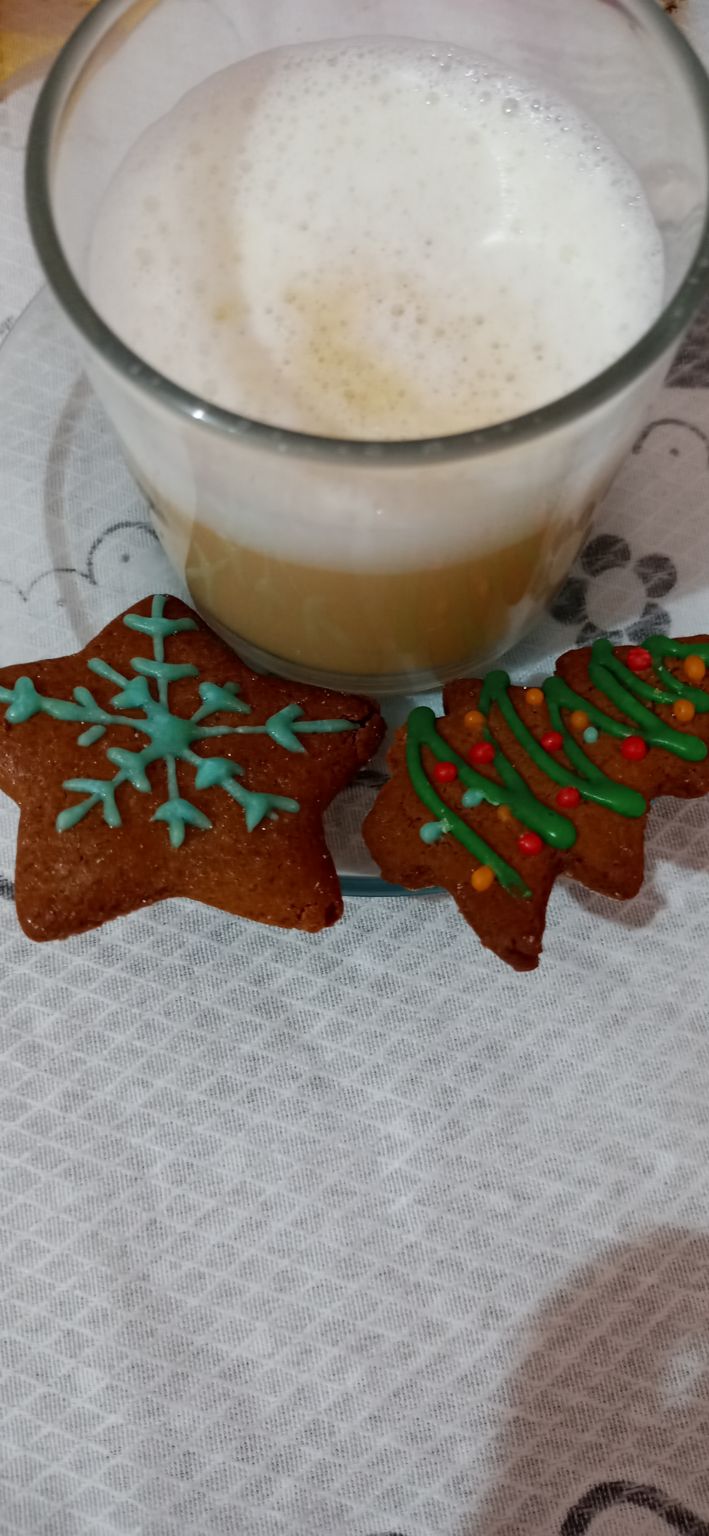 Café da tarde é um Mocaccino com biscoitos de natal de gengibre e canela da cafeteria Versado - PE
