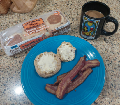 I have many favorite snacks...
But right now it's some bacon, and trying the new Thomas' Maple French Toast English Muffins along with Don Francisco's Butterscotch Toffee. 😋🥓🍁