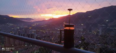 Nada mejor que comenzar el día con buena salud,mirando el amanecer de una bella mañana y una rica taza de cafe en prensa Francesa.