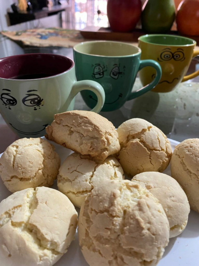 Un delicioso café acompañado con unas deliciosas galletas suaves de coco.