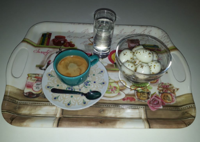 Como quase tudo combina com café, saindo um expressinho harmonizado com ovo de codorna!! Diferente e gostoso!!! Servidos?