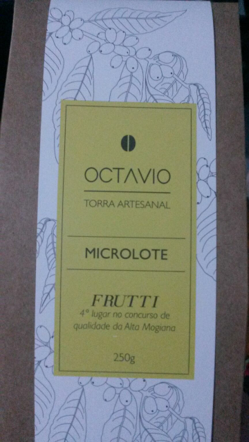 Um dos melhores café que já provei. 4° lugar no concurso de qualidade da alta mogiana. Um café de 89,5 pontos. Com notas alcoolicas e sabores exóticos que lembra whisky. Boa acidez e corpo equilibrado. Recomendo.
Os microlotes do Octávio mudam constantemente para que os clientes possam sempre provar cafés do Brasil inteiro.