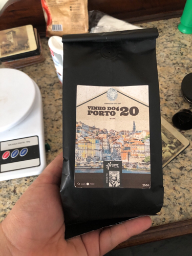 Café vinho do Porto, uma descoberta mais do que bem-vinda, com notas sensoriais marcantes de jabuticaba e vinho do Porto (como diz o nome). Seguindo a “ultimate v60 technique”, desenvolvida pelo barista James Hoffman, campeão do WBC de 2007