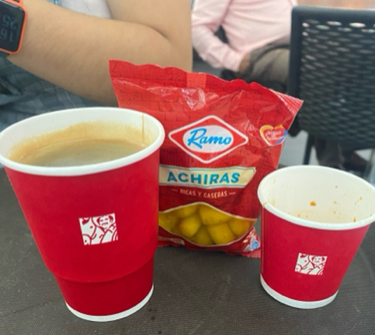 Un expreso intento con un americano en su punto acompañado con unas ricas achiras.
