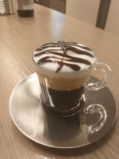 Com calda de chocolate e leite