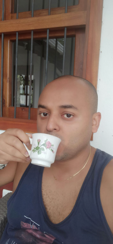 En esta vajilla antigua de la abuela disfrute un buen café en medio de la tranquilidad de una finca alejada de la ciudad.