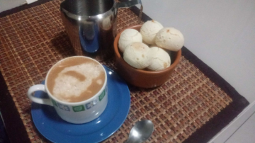 Com pao de queijo.