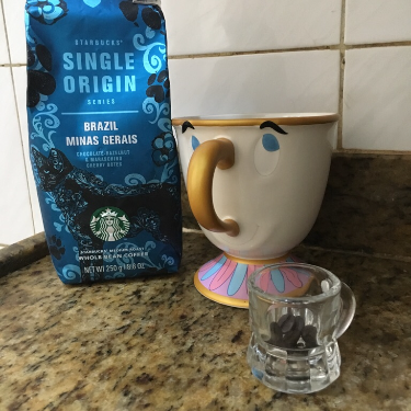 Bem equilibrado, acidez super balanceada. Não senti as notas de chocolate que promete, achei ele bem mais frutado (o que também vem na descrição).
Por mas que a Starbucks é conhecida pela sua torra escura, nessa edição ela não chegou a pesar tanto, o café extraído fica com uma coloração muito bonita.
Valeu a pena a compra