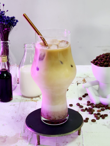 Dose dupla de espresso com xarope de cassis..
Gelo
Leite
