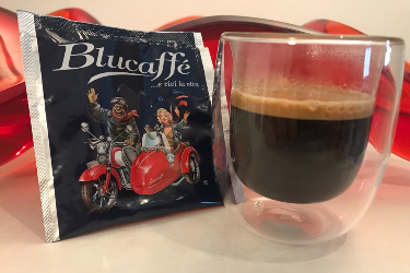 Excelente crema e frescor. Frutas amarelas, corpo médio e ótima persistência. Leve acidez cítrica. Mais um espresso italiano perfeito.