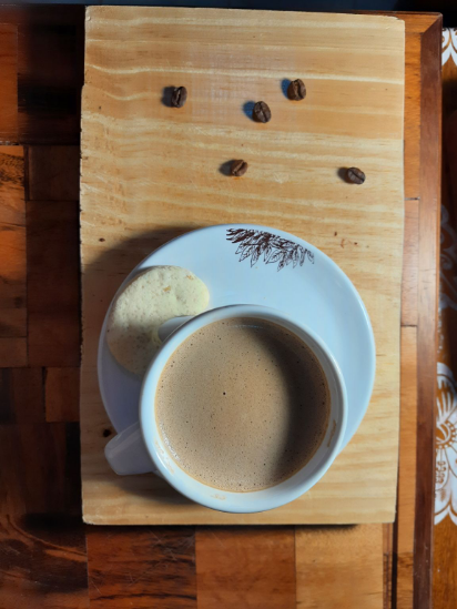 Cappuccino com biscoito de polvilho com castanha.