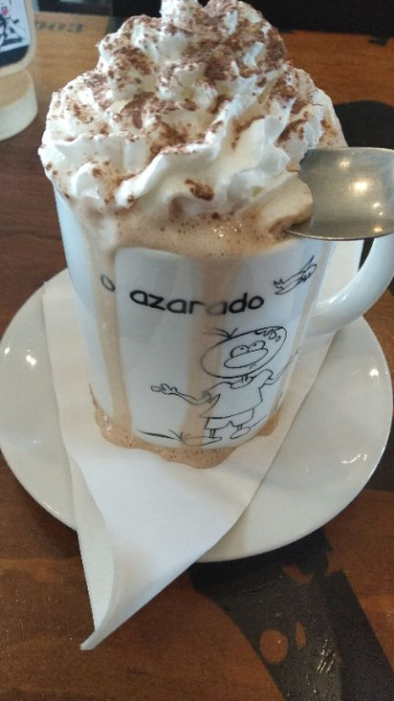 Não curto chantilly no café.. mas já que colocaram, o jeito é devorar! 😁😅 #TPMFeelings
