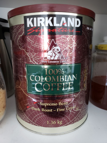 Café vendido no Costco (marca própria), um blend de grãos moídos 100% colombiano, aroma pronunciado e sabor equilibrado no preparo com a moka bialetti (moagem bem adequada para este método de preparo). Uma boa opção para o dia a dia, para os apreciadores do café latino.