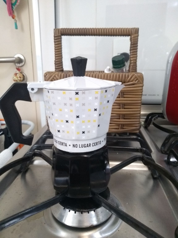 Pelo meu pai que comprei essa cafeteira italiana. Nós sempre brigamos sobre quem vai fazer o café na cafeteira elétrica, pois quando vou preparar meus cafés especiais nela (normalmente de torra média) não fica bem forte, e não agrada a ele, que ficava sem tomar os cafés especiais. Tentando introduzi-lo neste mundo que comprei a cafeteira italiana, para fazer um café forte, mas de qualidade, que pudéssemos os dois beber!