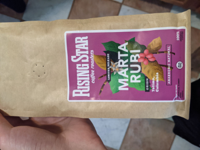 An absolute gem from Rising Star! An anaerobic natural process that drips chocolate (in that classic south american sense) overlayed with powerful sweetness with hints of strawberry. Beautifully smooth mouthfeel overall. 